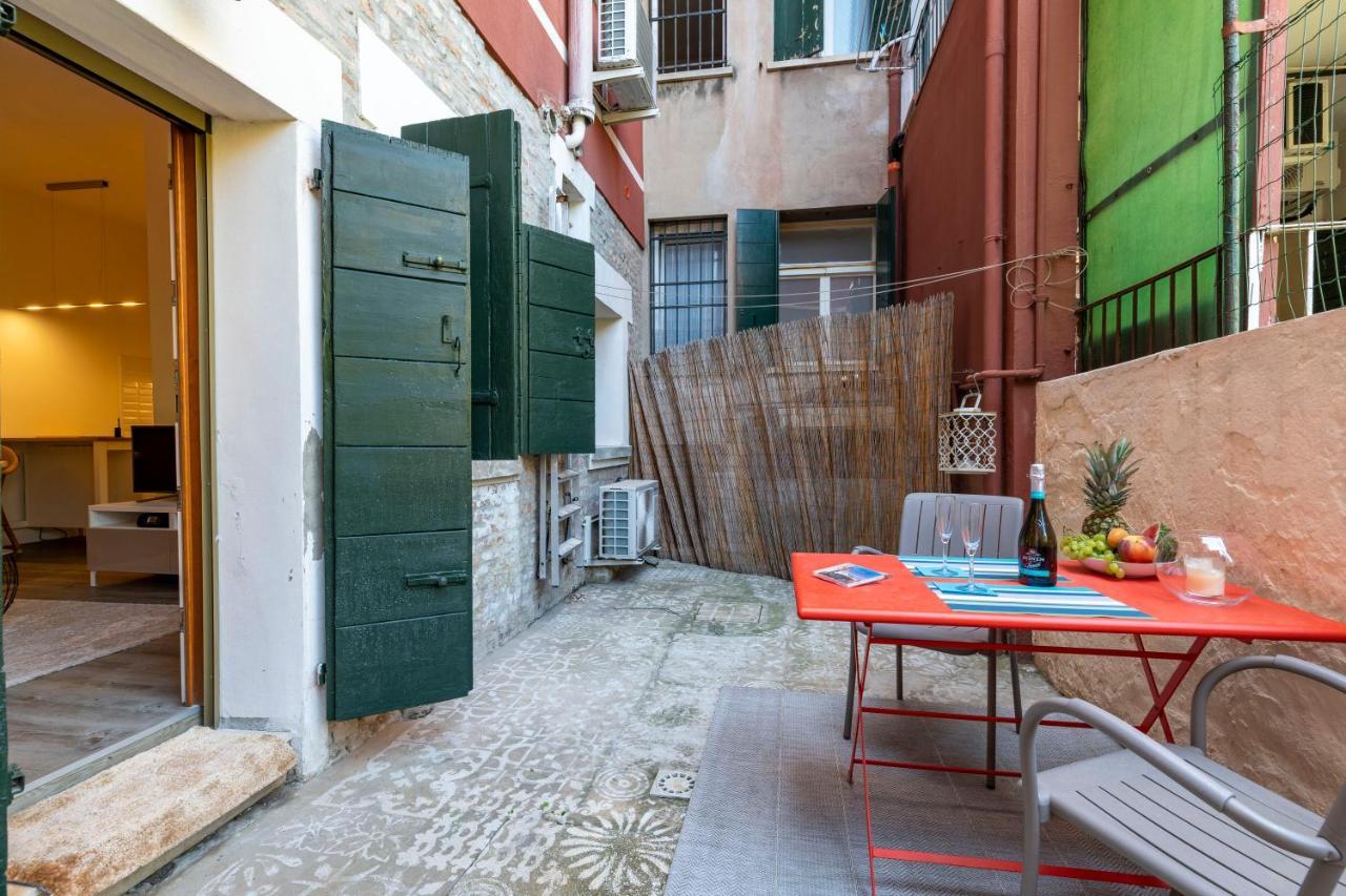 Snug Apartment With Private Courtyard M0270422677 Венеция Экстерьер фото