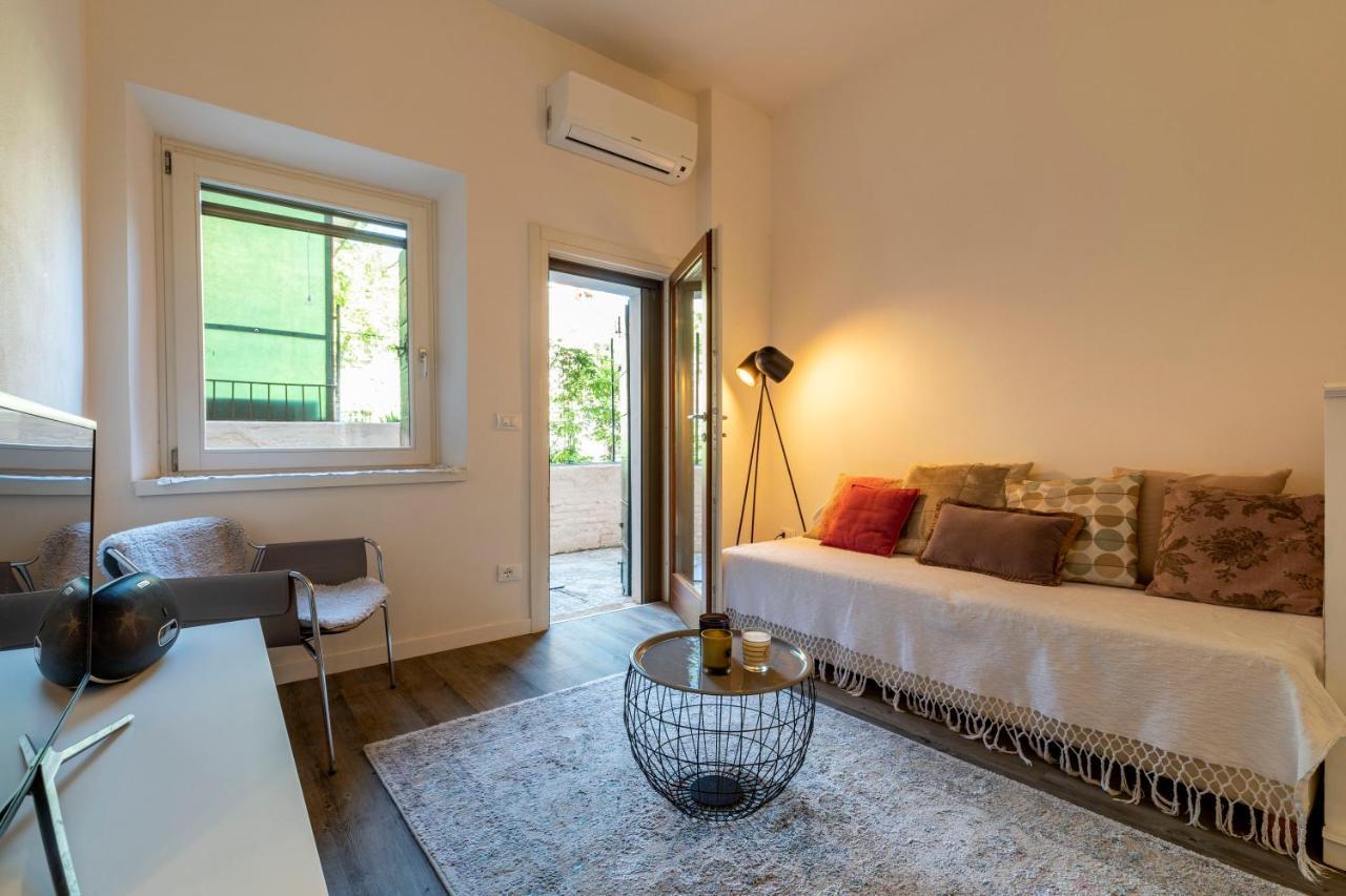 Snug Apartment With Private Courtyard M0270422677 Венеция Экстерьер фото